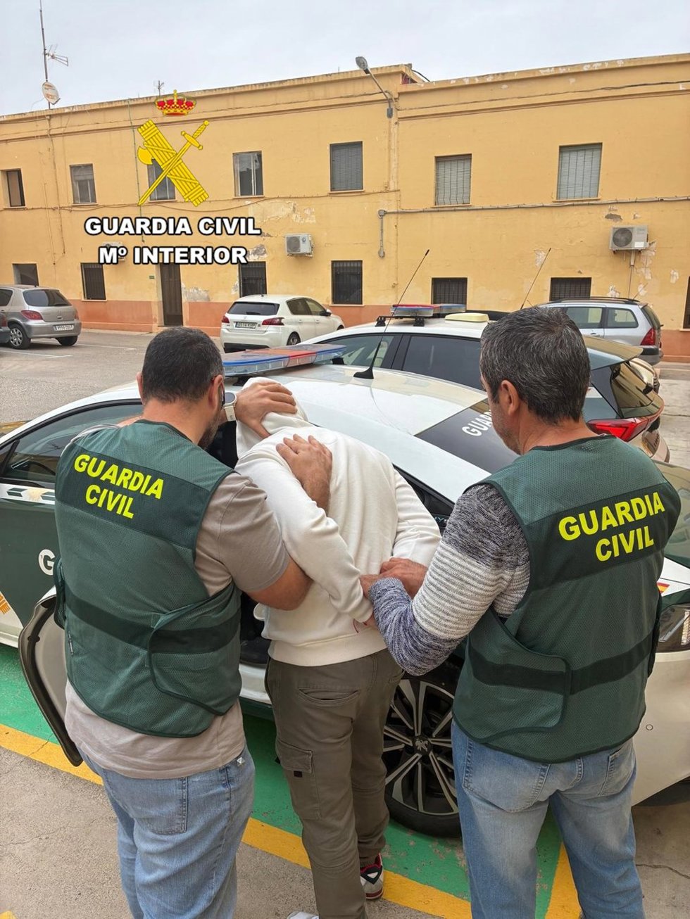 Archivo - Agentes de la Guardia Civil trasladan al detenido en Roquetas de Mar (Almería).