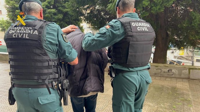 Agentes de la Guardia Civil con uno de los detenidos en la operación.