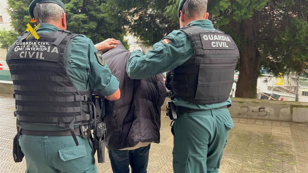 Agentes de la Guardia Civil con uno de los detenidos en la operación.