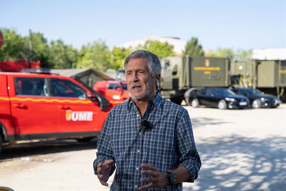 El ministro del Interior, Fernando Grande-Marlaska, ofrece declaraciones a los medios durante el Comité Estatal de Coordinación y Dirección del Plan Estatal de Emergencias (CECOD), en el Puesto de Mando Avanzado (PMA) de Navalcarnero,