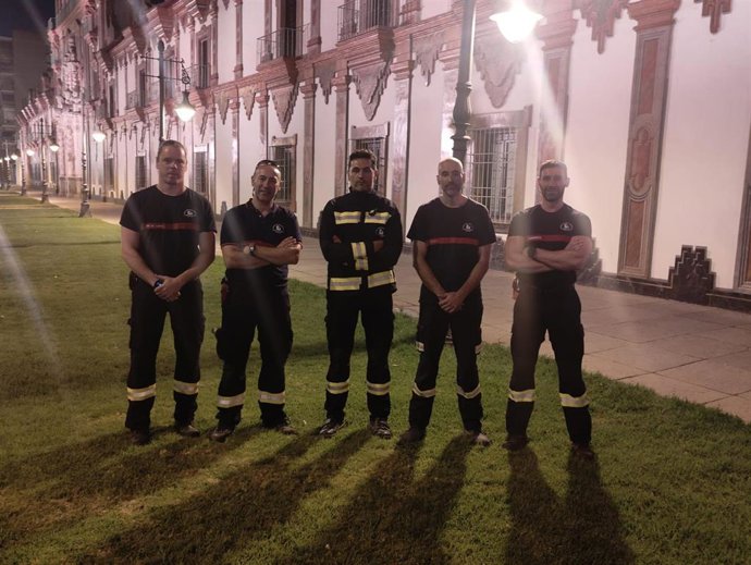 Bomberos de la Diputación antes de partir a Ávila.