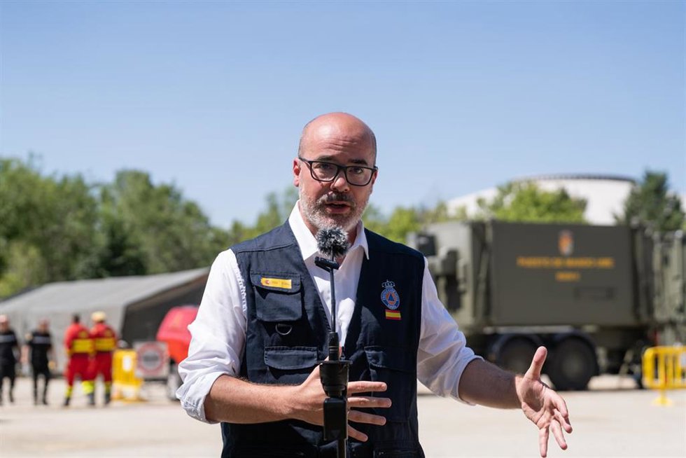 El delegado del Gobierno de Madrid, Francisco Martín, atiende a los medios de comunicación tras el Comité Estatal de Coordinación y Dirección del Plan Estatal de Emergencias (CECOD), en el Puesto de Mando Avanzado (PMA) de Navalcarnero, a 27 de julio de 2