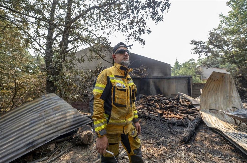 Un vecino pierde su casa tras el paso del incendio forestal, a 27 de julio de 2026, en Casillas, Ávila.