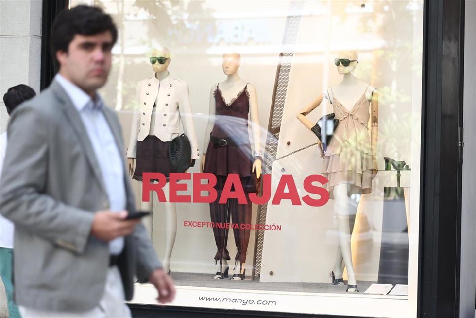 Archivo - Un comercio con rebajas, a 26 de junio de 2026, en Madrid (España).