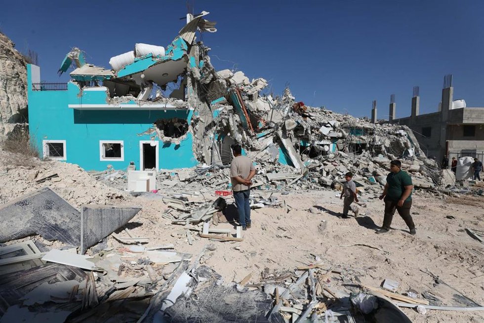 Las excavadoras del Ejército israelí derriban dos viviendas palestinas en la localidad de Anza, al sur de Jenin.