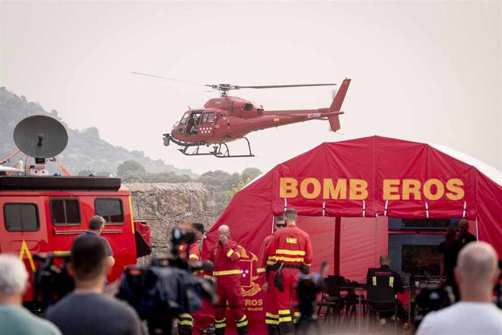 Helicóptero de Emergencias de la Comunidad de Madrid y puesto de bomberos en el Puesto de Mando Avanzado de la zona afectada por los incendios forestales de la sierra oeste, a 25 de julio de 2026, en Cenicientos, Madrid (España). Sánchez visita el PMA y a