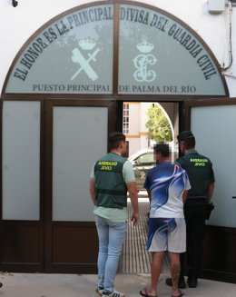 El presunto delicuente reclamado por Suiza es custodiado por agentes de la Guardia Civil en el Puesto de Palma del Río (Córdoba).