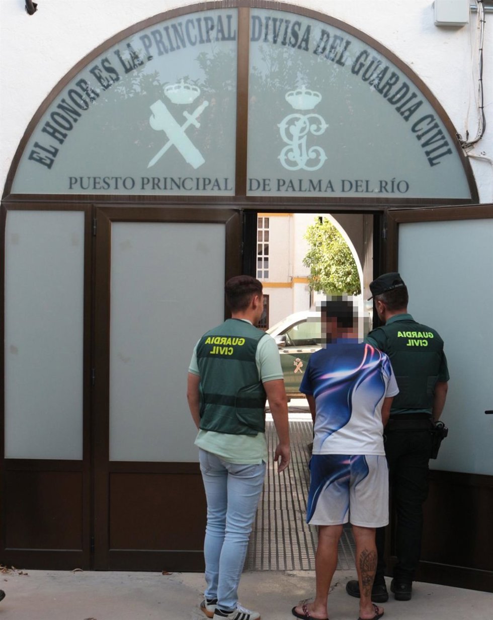 El presunto delicuente reclamado por Suiza es custodiado por agentes de la Guardia Civil en el Puesto de Palma del Río (Córdoba).