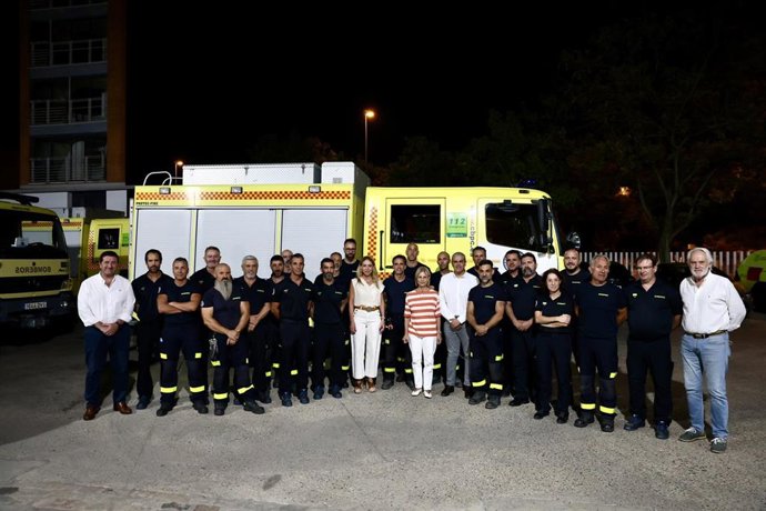 La presidenta de la Diputación, la alcaldesa de Jerez y el presidente del Consorcio de Bomberos con la dotación que parte hacia Ávila.