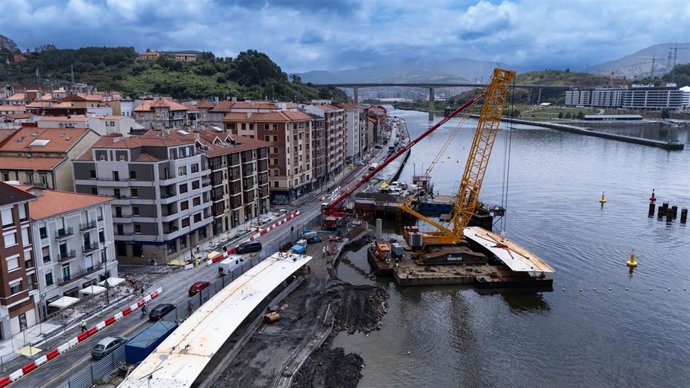 Montaje del primer tramo sobre el agua de la pasarela All Iron