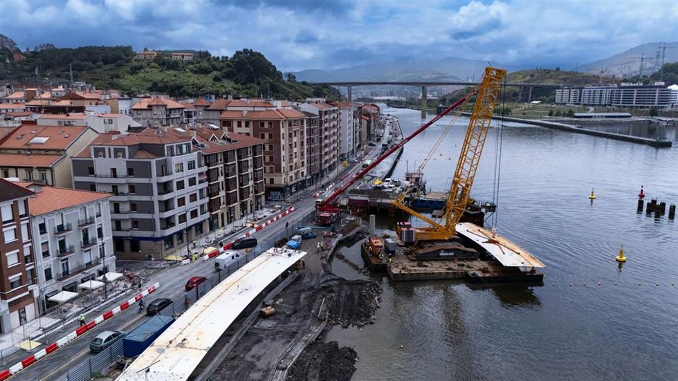 Montaje del primer tramo sobre el agua de la pasarela All Iron