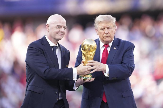 Los presidentes de la FIFA, Gianni Infantino, y de Estados Unidos, Donald Trump, durante la entrega de premios de la final del Mundial de fútbol de 2026 en el MetLife Stadium de Nueva Jersey.