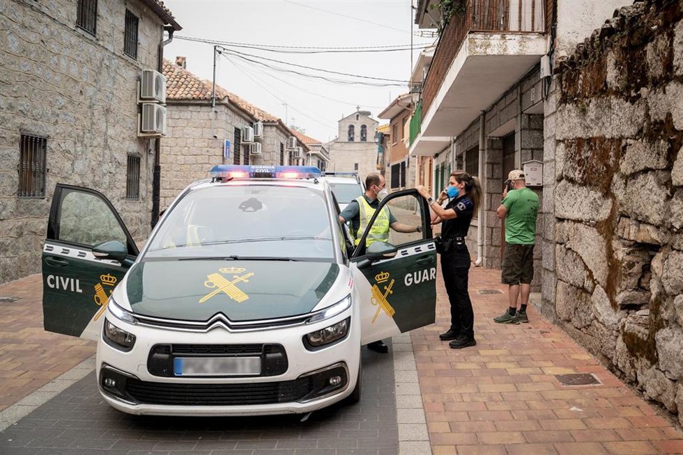 Agentes de la Guardia Civil en el desalojo de vecinos en Fresnedillas de la Oliva, en Madrid, el pasado viernes