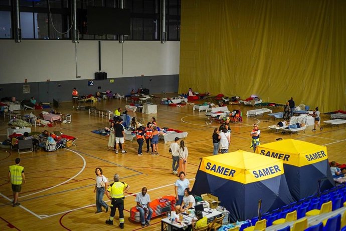 Vista general del pabellón del Centro Deportivo y Cultural La Marazuela, en Las Rozas, condicionado como punto de acogida para los vecinos evacuados por los incendios forestales.