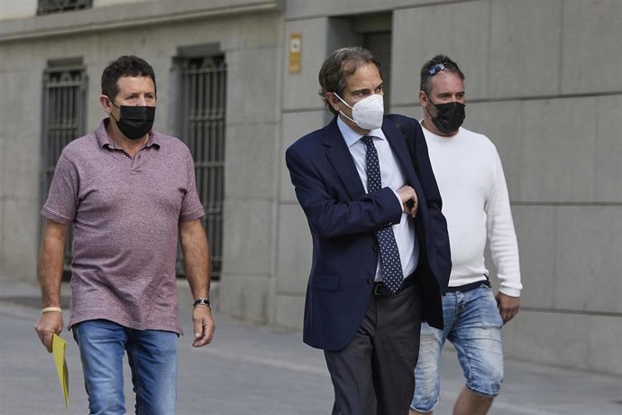 Archivo - El patrón del ‘Villa de Pitanxo', Juan Padín (i-morado), y su sobrino, Eduardo Rial (c-blanco), a su llegada a declarar a la Audiencia Nacional, a 6 de junio de 2022, en Madrid (España).