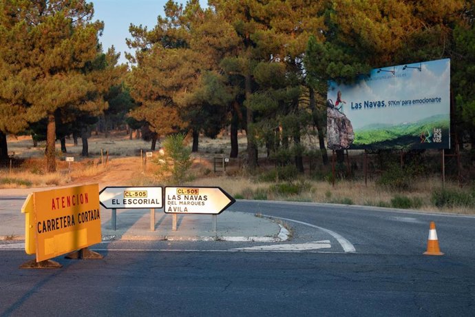 La Guardia Civil corta el acceso a Navas del Marqués, último pueblo confinado por los incendios de Ávila.