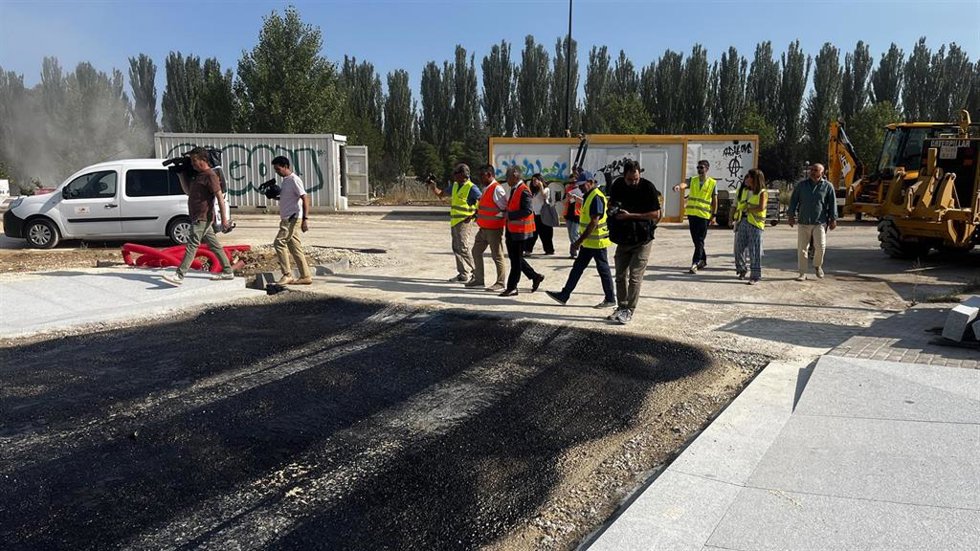 El alcalde de Burgos en funciones, Juan Manuel Manso, en una visita a las obras del bulevar de Parralillos.
