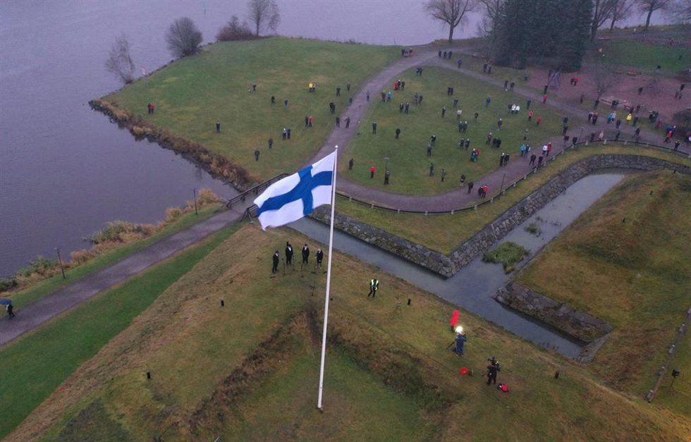 Archivo - Imagen de archivo de una bandera de Finlandia. 