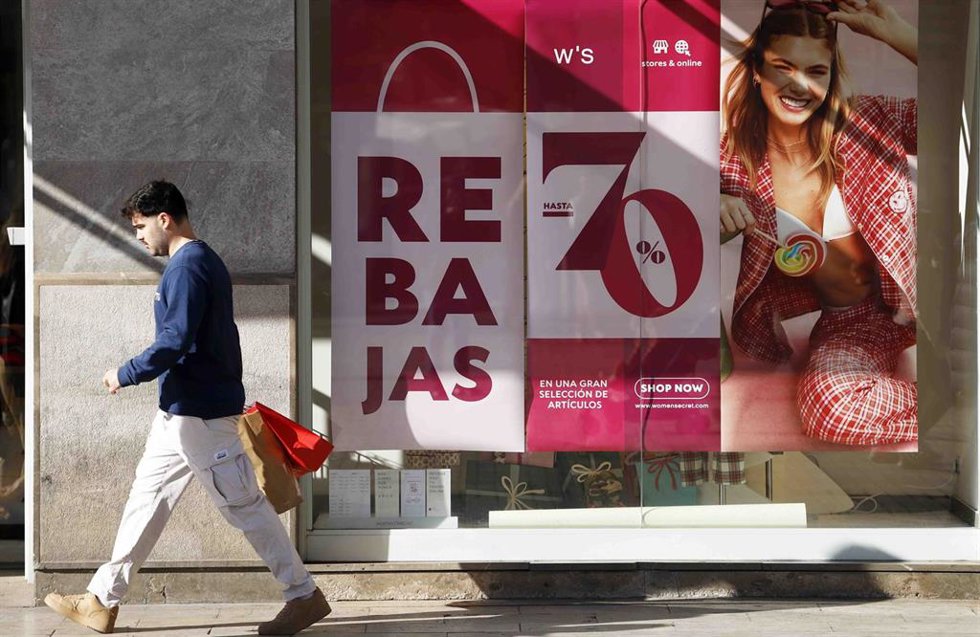Archivo - Una persona aprovecha el primer día de rebajas. A 07 de enero de 2025, en Málaga (Andalucía, España). Este martes han empezado en la mayoría de comercios las tradicionales rebajas. Los compradores han aprovechado desde primera hora para encontra