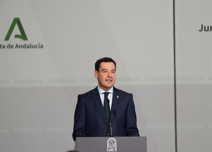 El presidente de la Junta de Andalucía, Juanma Moreno, interviene en el acto de toma de posesión de los delegados provinciales del Gobierno andaluz. A 24 de julio de 2026 en Sevilla (Foto de archivo).