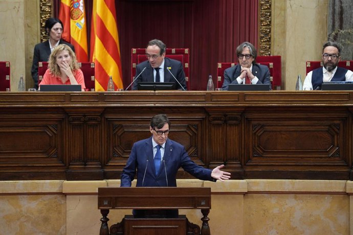 El president de la Generalitat, Salvador Illa, en un ple del Parlament