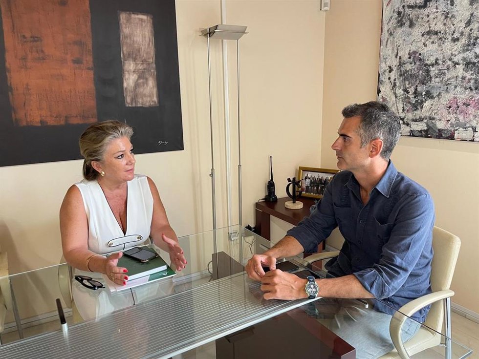 El consejero de Agricultura, Pesca, Agua y Desarrollo Rural, Ramón Fernández-Pacheco, en una reunión con la delegada del ramo en Granada, Carmen Lidia Reyes.