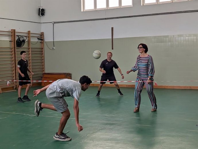 La delegada territorial de Desarrollo Educativo y Formación Profesional, María José Martín Gómez, ha visitado el IES Francisco Javier de Burgos de Motril.