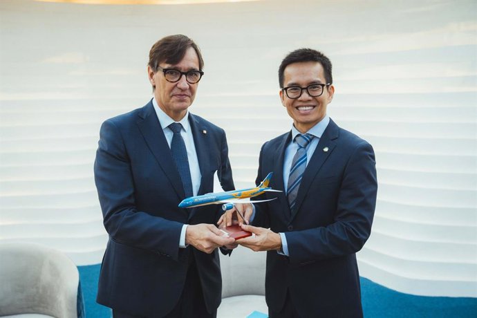 El president de la Generalitat, Salvador Illa, amb un directiu de la companyia Vietnam Airlines