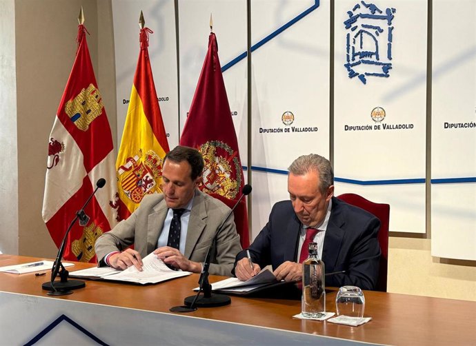 El presidente de la Diputación de Valladolid, Conrado Íscar, y el presidente de Fundación Personas, Carlos Martín,  en la firma  del acuerdo de colaboración para el desarrollo de proyectos de atención a personas con discapacidad.