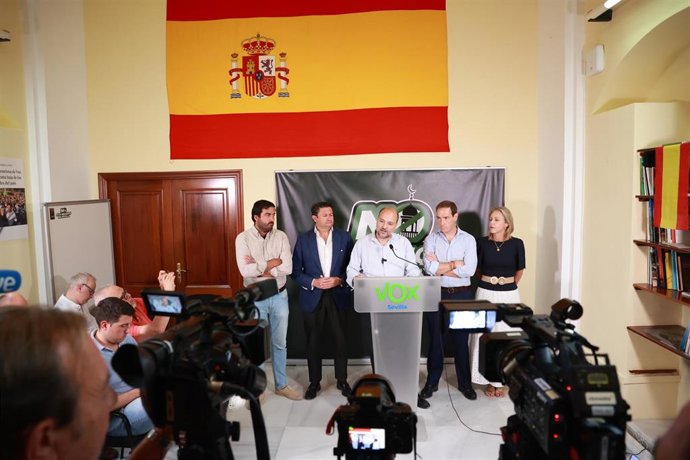 Navarro, Galisteo, García de Polavieja, Cortés y Peláez atienden a los medios en relación con la licencia otorgada a Fundación Mezquita de Sevilla para un centro islámico en el Polígono Sur