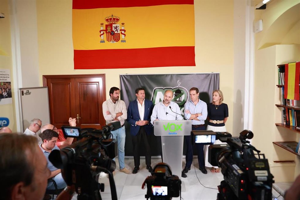 Navarro, Galisteo, García de Polavieja, Cortés y Peláez atienden a los medios en relación con la licencia otorgada a Fundación Mezquita de Sevilla para un centro islámico en el Polígono Sur