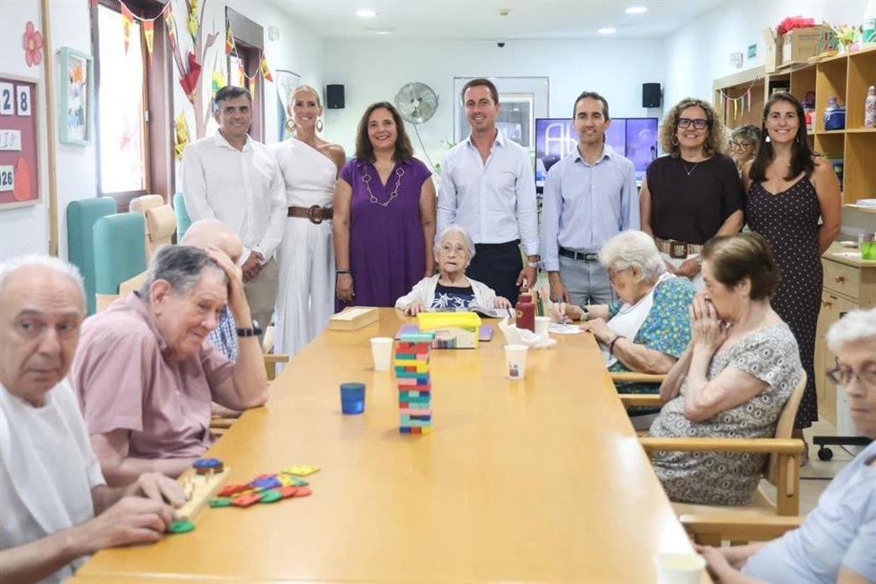 La consellera de Educación, Manuela García, y el presidente del Consell de Mallorca, Llorenç Galmés, en una residencia pública.