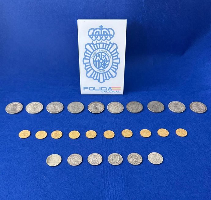 Monedas de oro y plata históricas recuperadas por los agentes policiales, cuyo valor se estima en cerca de 10.900 euros.