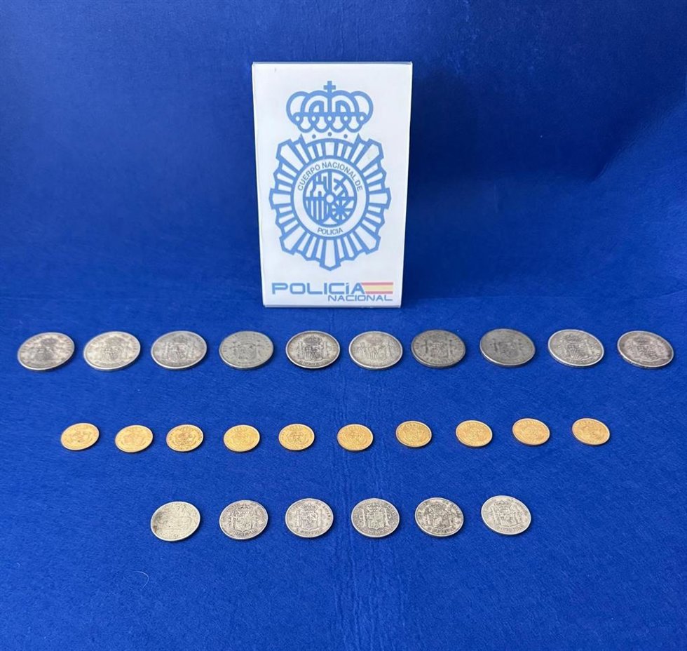 Monedas de oro y plata históricas recuperadas por los agentes policiales, cuyo valor se estima en cerca de 10.900 euros.