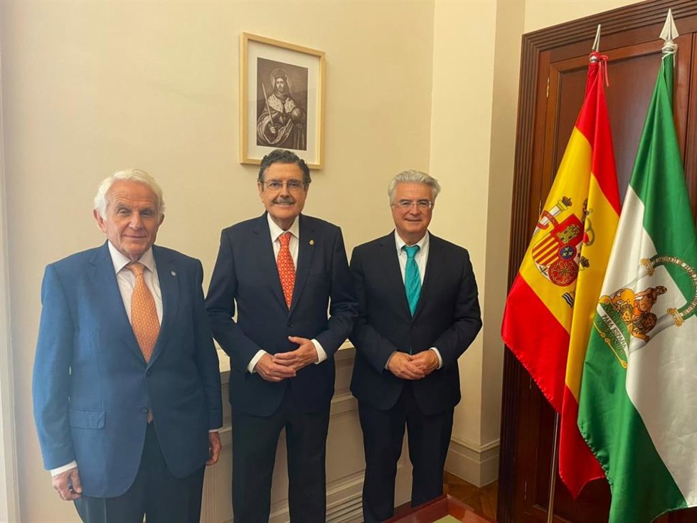 Foto de familia de los responsables de la firma del convenio entre la universidad, el patronato y 'Acsyma'