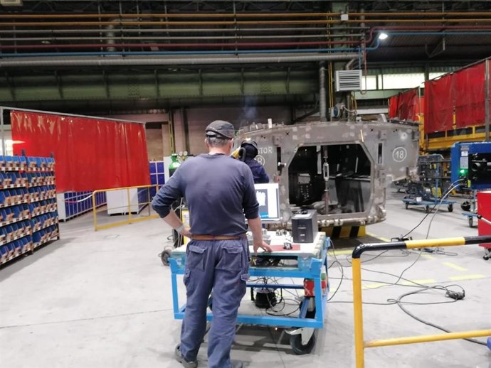 Archivo - Un trabajador en la industria. 