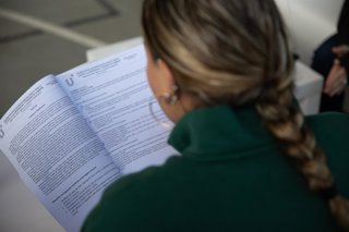 Archivo - Varios alumnos antes de comenzar uno de los exámenes de las pruebas de acceso a la universidad 