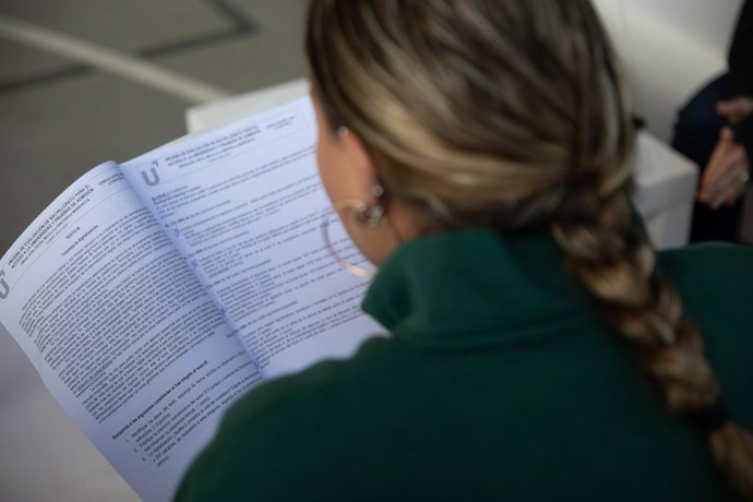 Archivo - Varios alumnos antes de comenzar uno de los exámenes de las pruebas de acceso a la universidad 