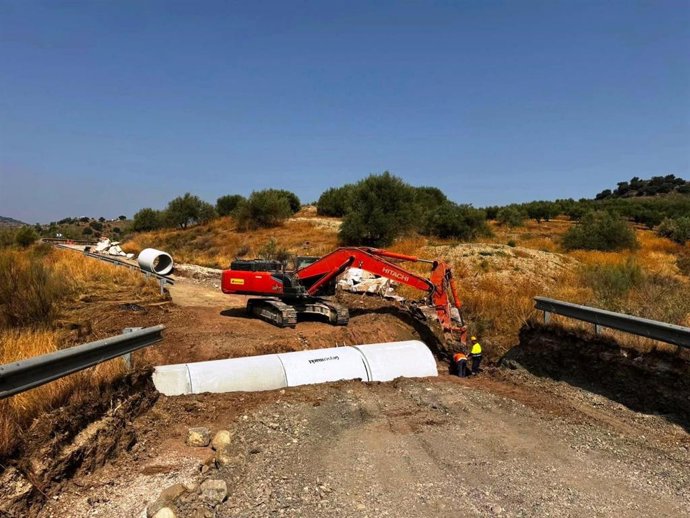 Trabajos de arreglo de la carretera entre Benamargosa y Riogordo