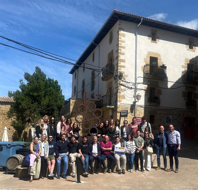 Archivo - La plantilla de UAGN participa n una jornada técnica para conocer en San Martín de Unx el modelo de desarrollo territorial construido en torno al vino.
