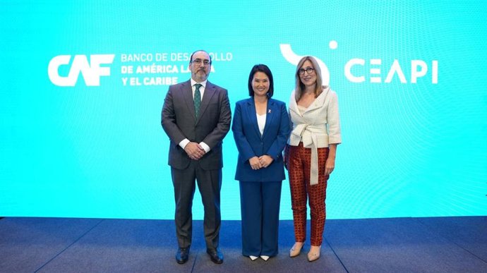 (De izq. a dcha.) Sergio Díaz-Granados, presidente Ejecutivo de CAF; Keiko Fujimori, presidente electa de Perú, y Núria Vilanova, presidenta del CEAPI