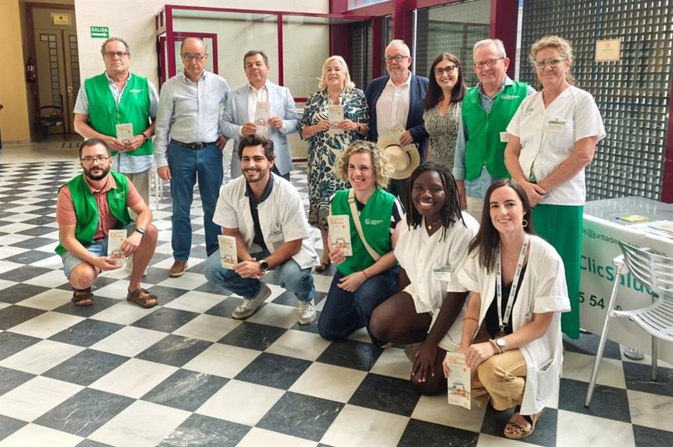 Jornada informativa dentro de la campaña 'Sol y piel sana no son incompatibles' en el Centro de Participación Activa para Personas Mayores Mora Claros de Huelva.