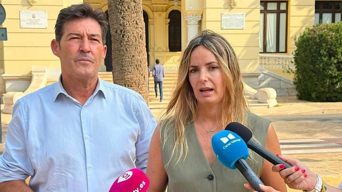 La portavoz adjunta del grupo municipal de Vox y el portavoz, Yolanda Gómez, y Antonio Alcázar, respectivamente.
