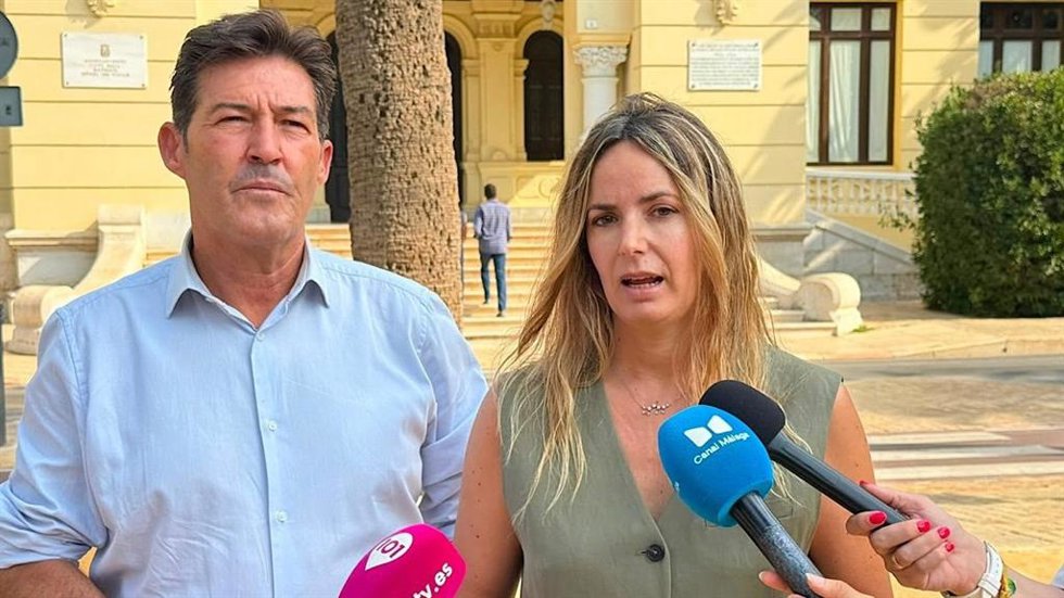 La portavoz adjunta del grupo municipal de Vox y el portavoz, Yolanda Gómez, y Antonio Alcázar, respectivamente.