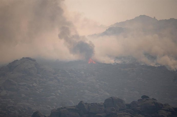 Vista del humo del incendio forestal, a 27 de julio de 2026, en Mijares, Ávila, Castilla y León (España)