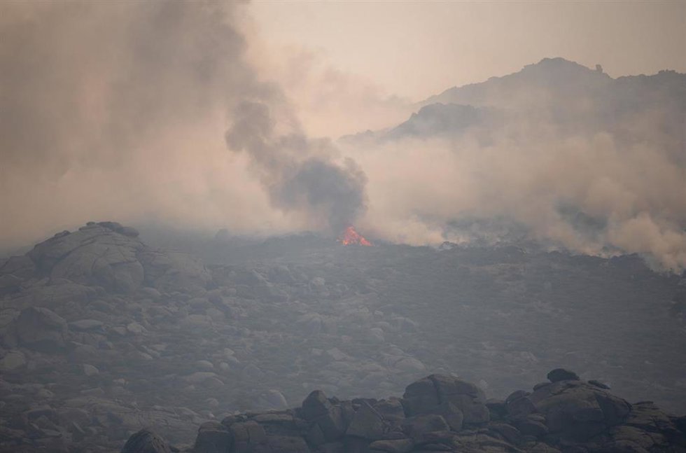 Vista del humo del incendio forestal, a 27 de julio de 2026, en Mijares, Ávila, Castilla y León (España)