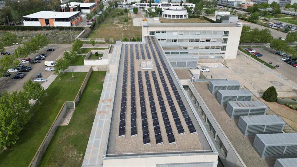 El campus de la Universidad de Zaragoza refuerza el autoconsumo y la producción fotovoltaica de la Universidad alcanzó en 2025 unos 934.000 kWh, alrededor del 5 % de su consumo eléctrico, cifra que se incrementará en 2026.