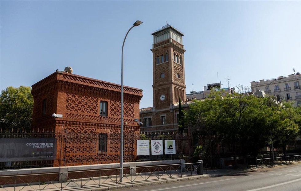 Fachada de Casa Árabe, a 8 de julio de 2026, en Madrid (España). Alumnos de Casa Árabe han reclamado al alcalde de Madrid, José Luis Martínez-Almeida, que reconsidere la decisión del Ayuntamiento de recuperar el edificio de Escuelas Aguirre que alberga la