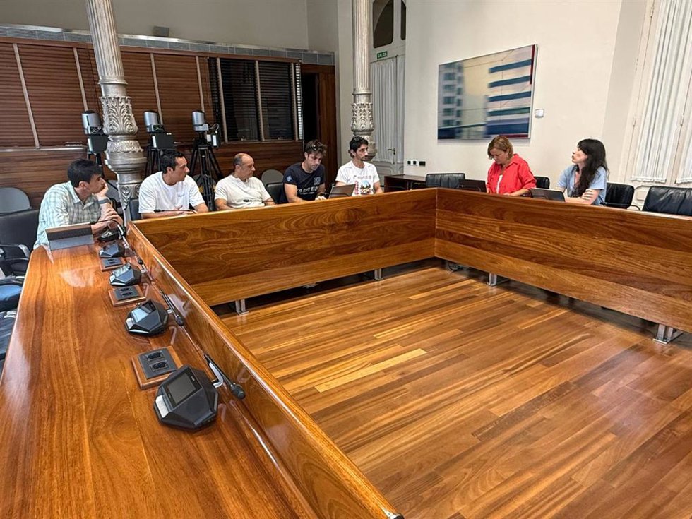 Covadonga Tomé, diputada en la Xunta Xeneral y portavoz de SOMOS Asturies, se ha reunido con representantes de bomberos en Asturies para conocer de primera mano sus principales reivindicaciones.