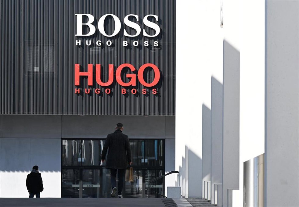 Archivo - FILED - 08 March 2022, Baden-Wuerttemberg, Metzingen: The logo of the Hugo Boss fashion group, taken at an outlet store at the company's headquarters in Metzingen. Photo: Bernd Weißbrod/dpa